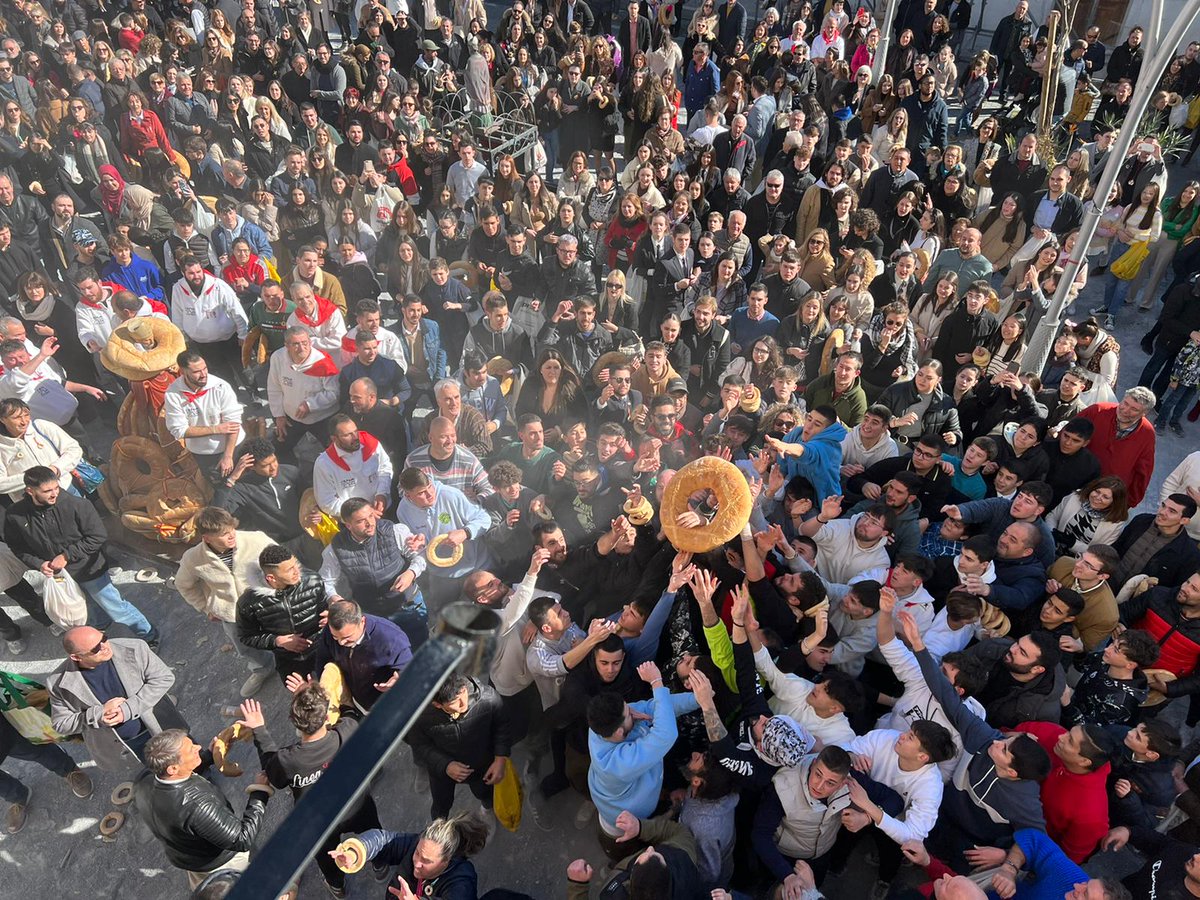 aytodeolula's tweet photo. Segundo día de lluvia de roscos en honor a San Ildefonso en Olula del Río

¡Viva San Sebastián! ¡Viva San Ildefonso!

#roscosycarretillas2023 https://t.co/eSsKw3fo2y