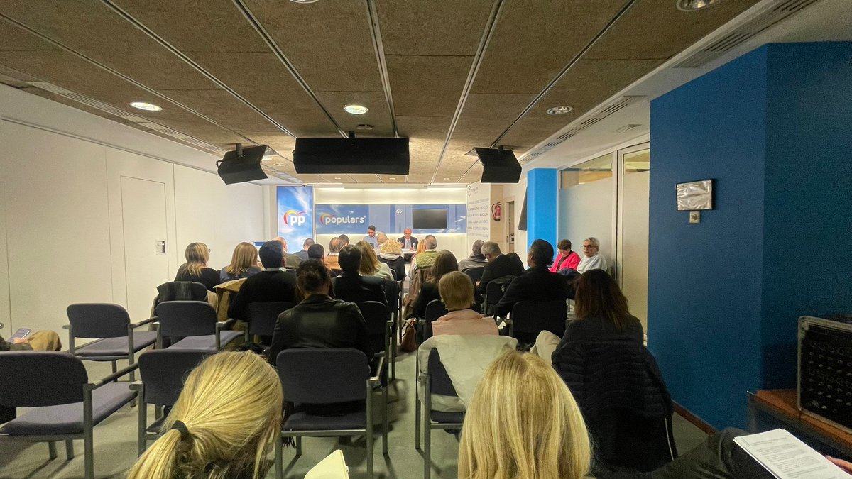 PPBarcelona_'s tweet photo. 🔵 Finalizamos el día con la celebración del Comité Ejecutivo @PPBarcelona_ presidido por @manureyeslopez y @tutusausjosep.

¡Seguimos! #ContamosContigo #Únete https://t.co/17QhnBGjdl