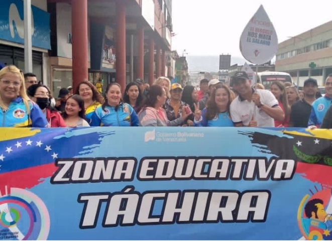 CDCETachira's tweet photo. #23deEnero
#DevuelvanCITGO
#nomassancionescriminales
La clase trabajadora del #Tachira marchó junto al gobernador @FreddyBernal este 23 de enero fecha que se conmemora el alzamiento del pueblo contra la dictadura de Marcos Pérez Jiménez
Mas info ⬇️
https://t.co/n2jRDubtrE https://t.co/AZyS6jj13j