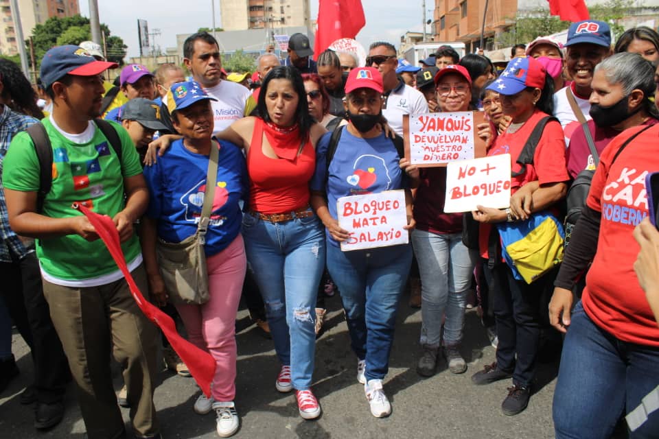 johanitakenpo's tweet photo. Nos fuimos a las calles de #Maracay este #23Ene en rechazo a las agresiones imperiales junto a nuestra Gob.@Soykarinacarpio y al pueblo chavista de #Aragua que defiende al presidente @NicolasMaduro. ¡Con la moral y el puño en alto, vamos es pa' lante! #RebeliónAntiimperialista https://t.co/fKlo8OJCjB