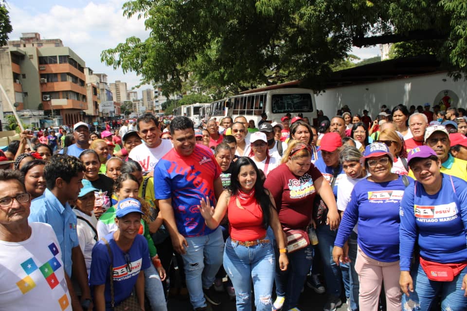 Nos fuimos a las calles de #Maracay este #23Ene en rechazo a las agresiones imperiales junto a nuestra Gob.<a href="/Soykarinacarpio/">Karina Carpio</a> y al pueblo chavista de #Aragua que defiende al presidente <a href="/NicolasMaduro/">Nicolás Maduro</a>. ¡Con la moral y el puño en alto, vamos es pa' lante! #RebeliónAntiimperialista
