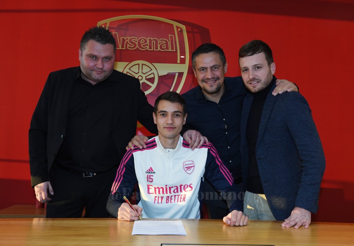Fabrizio Roмano on Twitter: "Here's JakuƄ Kiwior signing contract as new  Arsenal player together with his agents Pawel Ziмonczyk and Sasha  Huet-Baranoʋ ⚪️🔴✍🏻 #AFC Kiwior will earn £3м gross per season until