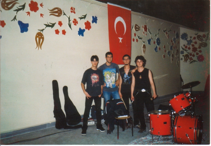 2000 yılı İzmit fuarı ilk konserimiz. İzmit'te metal dinleyen bir kitle pek fazla yoktu ama biz ısrarla Manowar çalıyorduk. İnandığımız müzik buydu. (Thunder Wheel)