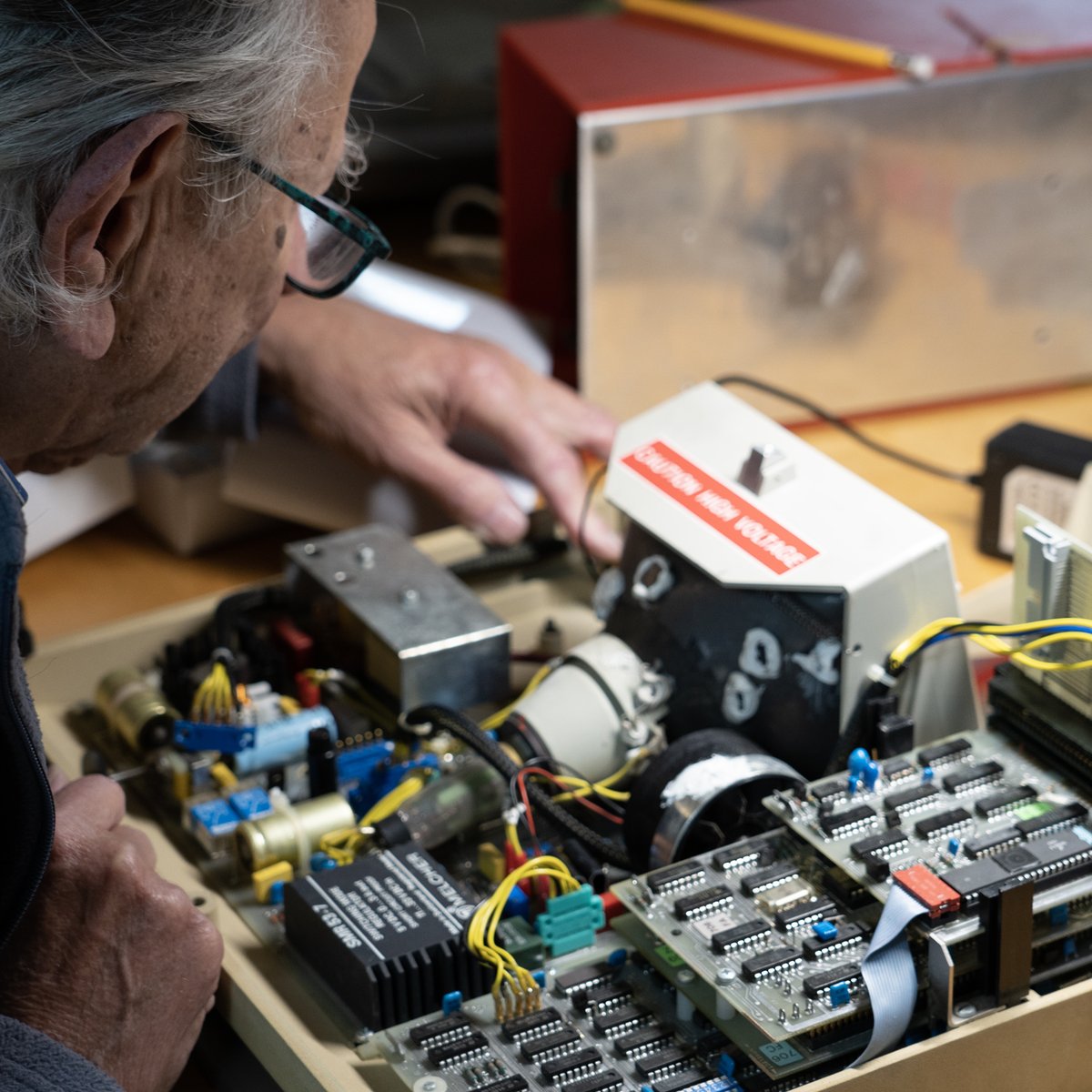 museebolo's tweet photo. Passion, patience, dexterity... and a touch of excitement.
First step of the #Scrib's start-up with the help of Jean-Daniel Nicoud - 16kg portable computer, designed for writing and transmitting texts in the written press. https://t.co/IIT82wlAfM
