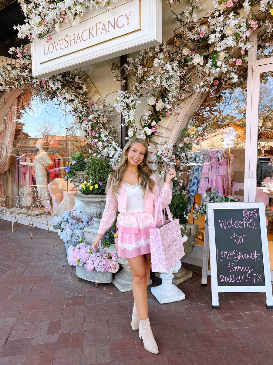allibbydoll's tweet photo. Loveshack princess 🎀 https://t.co/hKHoGZBH5G
