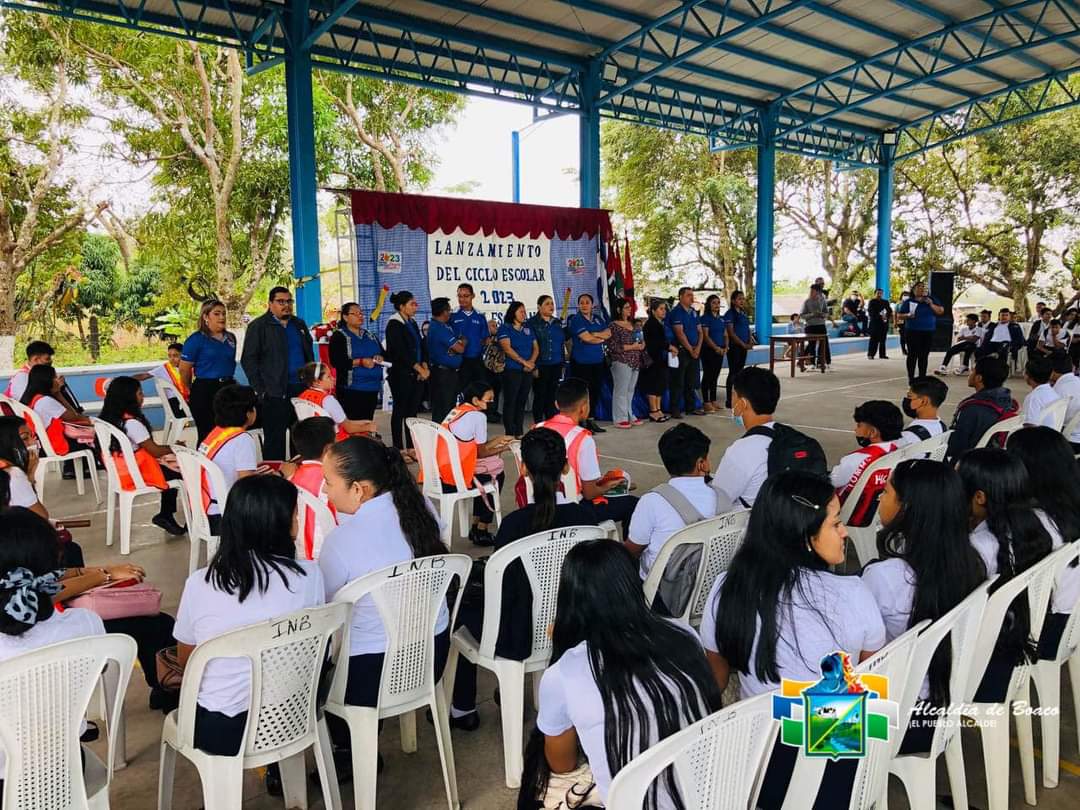 #AClasesVidayEsperanza Durante la bienvenida al ciclo escolar 2023, que se realizó en el Instituto Nacional Publico  de Boaco Rosa Cerda Amador nuestra Alcaldesa Cra. Karla Espinoza.👏📒📚✏️