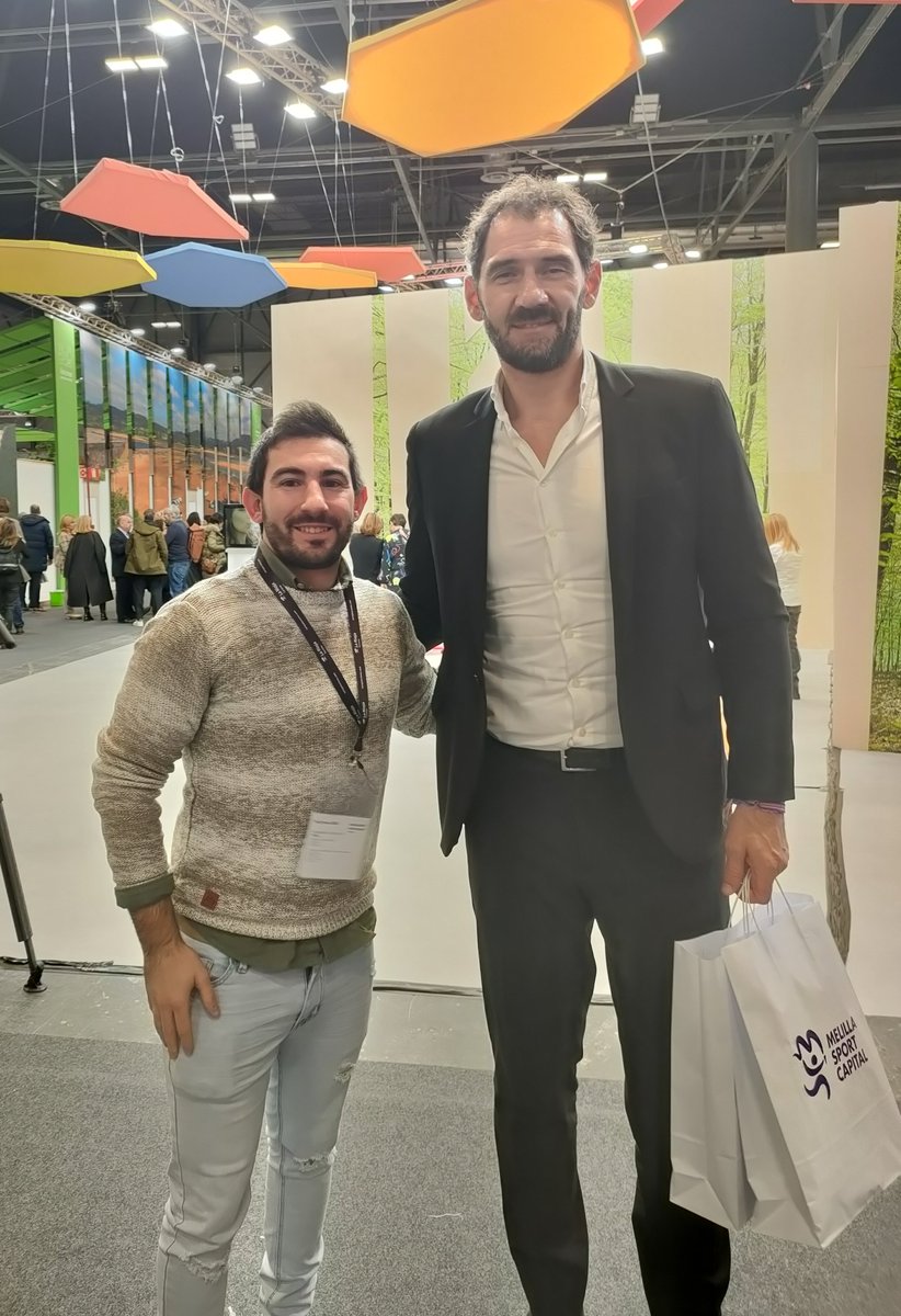 Nuestro Presidente estuvo con Jorge Garbajosa, Presidente de la Federación Española de Baloncesto, en Fitur 2023. 

Se acordaba perfectamente de jugar en Cenicero con los veteranos y sabía de nuestros ascensos las temporadas pasadas.

¡Gracias por la amabilidad y tú tiempo Jorge!
