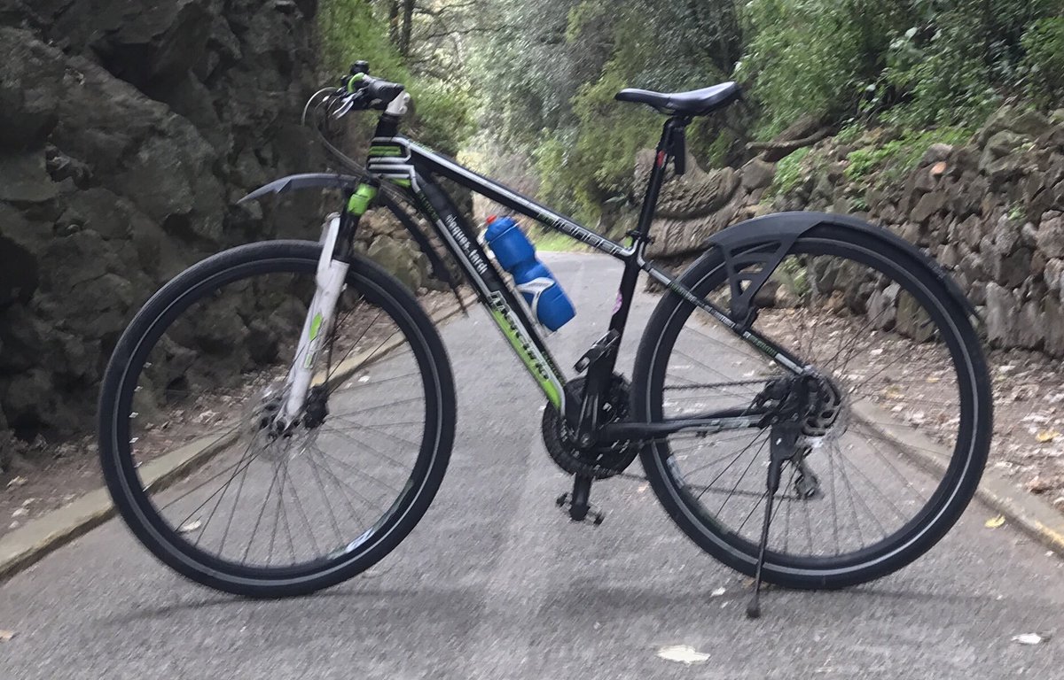 Rulo94's tweet photo. Si la ven por la calle o en venta no la vayan a comprar, me acaban de robar la bici. Él bici estacionamiento de #PlazaTlatelolco no es seguro #Abusados #SOSBiciRobada ccp @BiciRobos_SOSmx @BicirodadasMX @UCS_GCDMX @C5_CDMX #RT #Gracias https://t.co/kmOWP3EYrR
