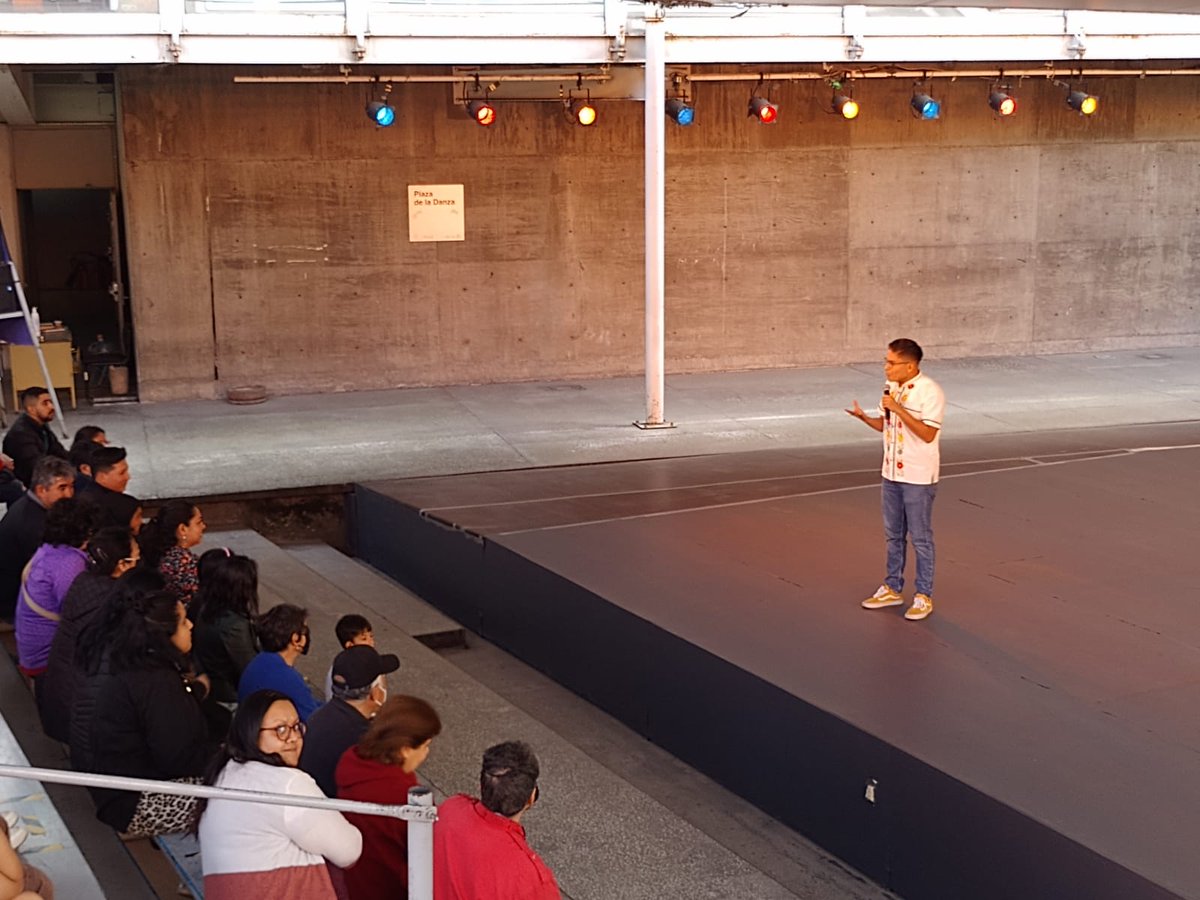 AlasyRaices's tweet photo. 👏Gracias a todas y todos los que nos acompañaron en las actividades de #AlasyRaíces en el 
@cenartmx para disfrutar del teatro con @athosgarabathos y de las narraciones orales con @NormaTorrel y #AnibalHoyos 🙋‍♂️
 
@cultura_mx 
 
#NarracionesAlasyRaíces #Cultura #Teatro https://t.co/aQHq6JWIpu