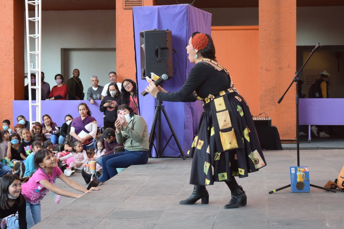 AlasyRaices's tweet photo. 👏Gracias a todas y todos los que nos acompañaron en las actividades de #AlasyRaíces en el 
@cenartmx para disfrutar del teatro con @athosgarabathos y de las narraciones orales con @NormaTorrel y #AnibalHoyos 🙋‍♂️
 
@cultura_mx 
 
#NarracionesAlasyRaíces #Cultura #Teatro https://t.co/aQHq6JWIpu