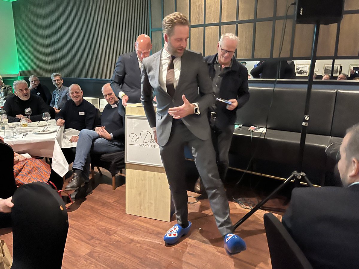 Minister fan folkshúsfesting ⁦<a href="/hugodejonge/">Hugo de Jonge</a>⁩ krige jûn Fryske #klompen fan ⁦<a href="/CDAWaadhoeke/">CDA Waadhoeke</a>⁩. Op it #netwurkdiner fan syn partij yn #Frjentsjer frege De Jonge syn partijgenoaten om nei te tinken oer mear nijbou yn #Fryslân as de ôfprate 17.000 huzen.