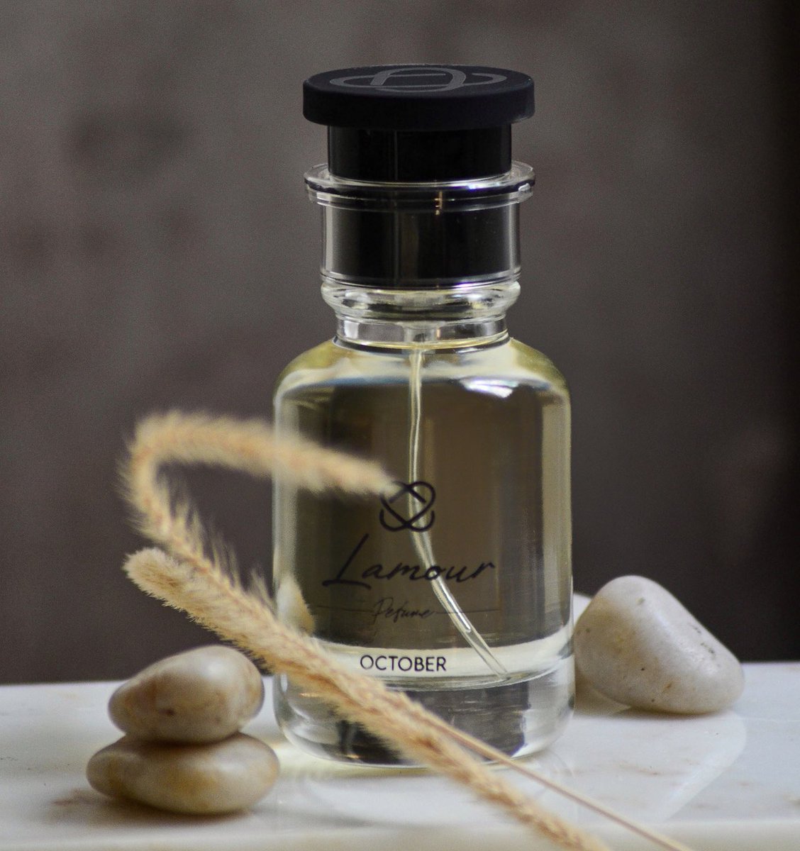 عطر اكتوبر من افضل العطور اللي يتواجد فيها العنبر والروائح المائية .. راح يكون #عطرك_المفضل 🤍