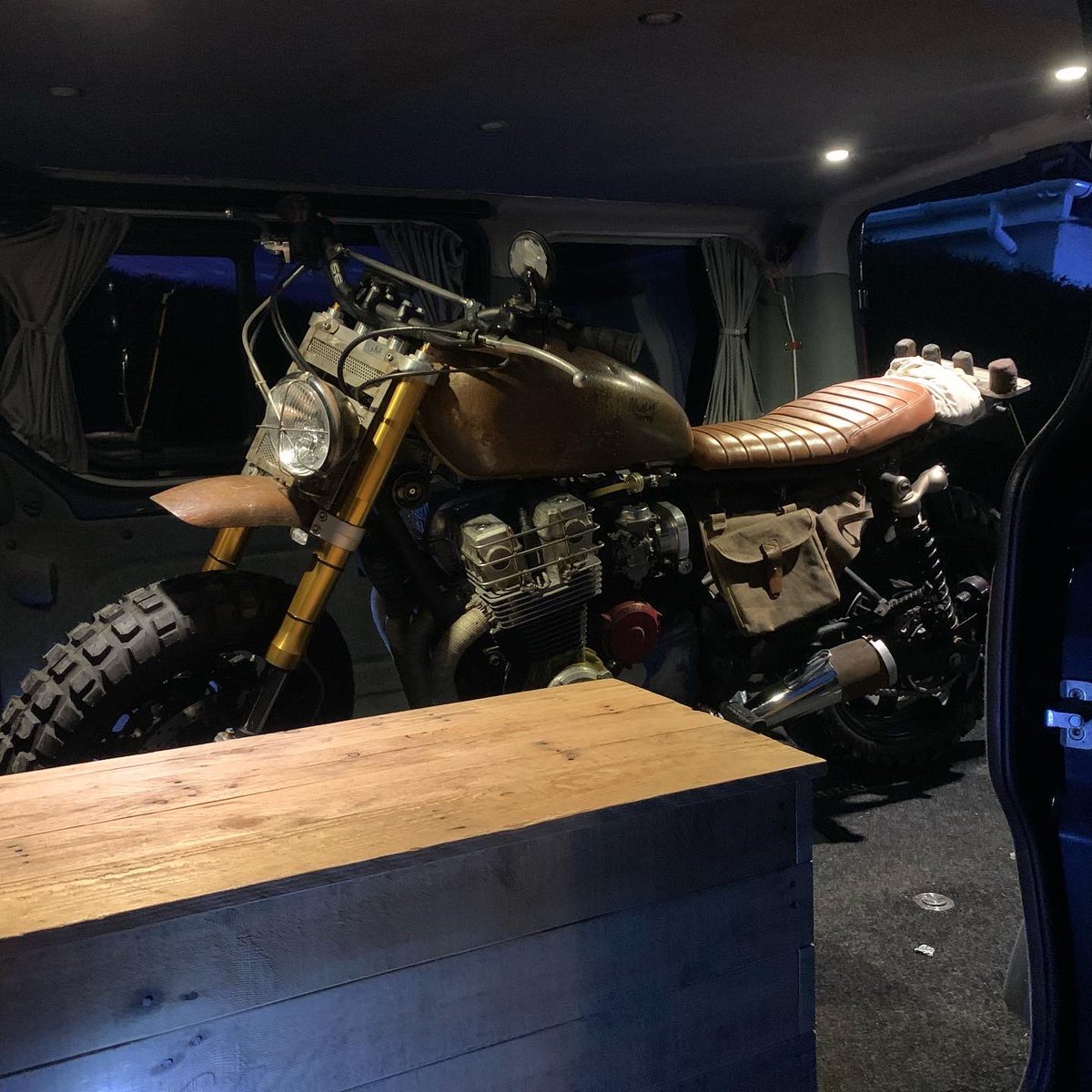 BashaBushcraft's tweet photo. Bike in a van 🤣 
#twd #thewalkingdead #daryldixon #postapocalyptic #bugoutbike #bugoutvehicle #bov #honda #hondacb750nighthawk #ratbike #modified https://t.co/MZiXjxvDPB