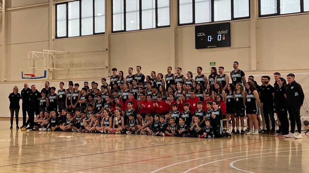 🏀 Jornada victoriosa i de presentació dels equips del Bàsquet Amposta

▶ LA NOTÍCIA: ebresports.cat/jornada-victor…

<a href="/adamtomas/">Adam Tomàs i Roiget</a> <a href="/MarcFornos/">Marc Fornos Monllau</a> @RamonBelSerrat <a href="/ajamposta/">Ajuntament d'Amposta</a> <a href="/irccid/">Iris Castell Cid</a> <a href="/FCBQ/">FCBQ</a> <a href="/RTTarragona/">RT Tarragona FCBQ</a> <a href="/esportcat/">Esports</a> <a href="/JoanBarbera7/">joanbarbera</a> <a href="/XimoRambla/">Ximo Rambla</a> #Amposta #TerresdelEbre