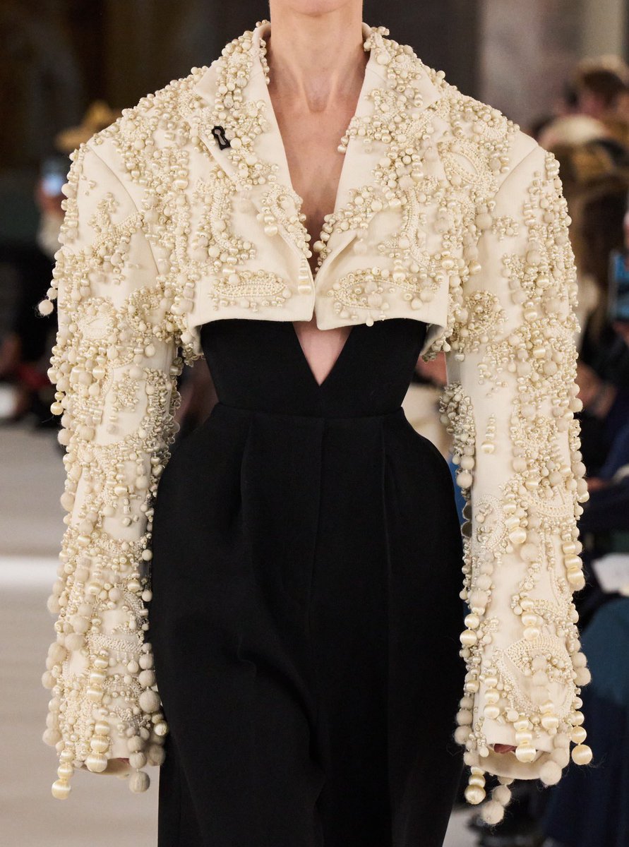 badestoutfit's tweet photo. schiaparelli details https://t.co/gjY49sbTcM