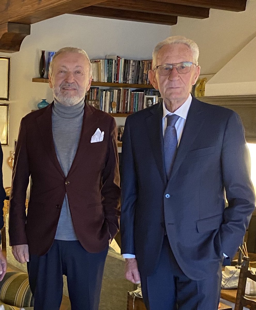 GhisolfiBeppe's tweet photo. Col dottor Nino Aragno , Editore dei miei libri.
#Manuale di educazione finanziaria #Banchieri #Lessicofinanziario #Abbecedario #Vistidavicino #Le fondazioni #Il Bignamino . https://t.co/WyxmPI09PE