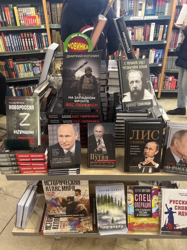 Księgarnia w Moskwie. Najciekawsza wydaje się pozycja pt. „Lis północy. Wielka strategia Władimira Putina”