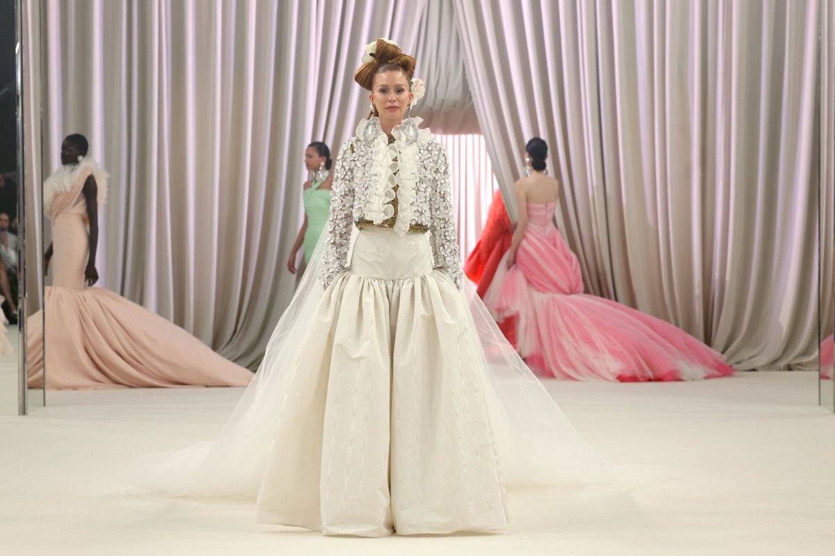 Marina Ruy Barbosa walks the runway during the Giambattista Valli Haute Couture Spring Summer 2023 show as part of #PFW