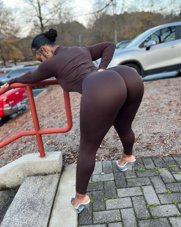 selinamedels's tweet image. Let me give you doggy till day break👅🍆