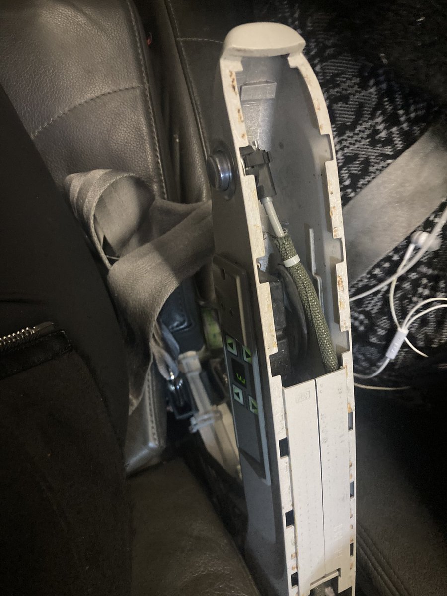 susyvalay's tweet photo. El peor vuelo de regreso con @viajaVolaris @flyvolaris, mi descansabrazo y asientos rotos, había vuelo atascado y no pudieron cambiarme de lugar, además me querían cobrar mi maleta porque no había espacio, qué de hace en estos casos Volaris? @Profeco https://t.co/PAth6tJ5Ux