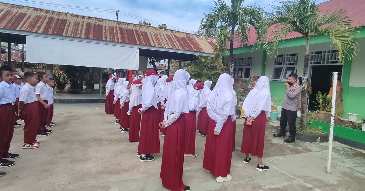 BajuRodit's tweet photo. Untuk meningkatkan kedisipilinan dan pengetahuan baris bebaris kepada siswa sekolah dasar, Bhabinakamtibmas Kelurahan Dulomo Utata, laksanakan kunjungan ke SD No.92  Kel.Dulomo Utara Kec.Kota Utara, untuk memberikan pengenalan dan pelatihan tentang konsentrasi, kedisiplinan https://t.co/oXyKKGXunJ