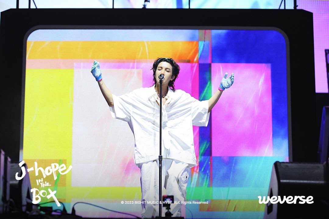 borahae_BTS's tweet photo. — "J-Hope in the box" es un documental producido por HYBE que captura la producción y las actividades del álbum del artista durante unos 200 días.
#ᴊʜᴏᴘᴇ #jhopebts #jhopeedit #jhopesexy #jackinthebox #jackintheboxiscoming #jhopebiased #jhopebias #jhopedance #btsjhope https://t.co/zLAGgoBA2p