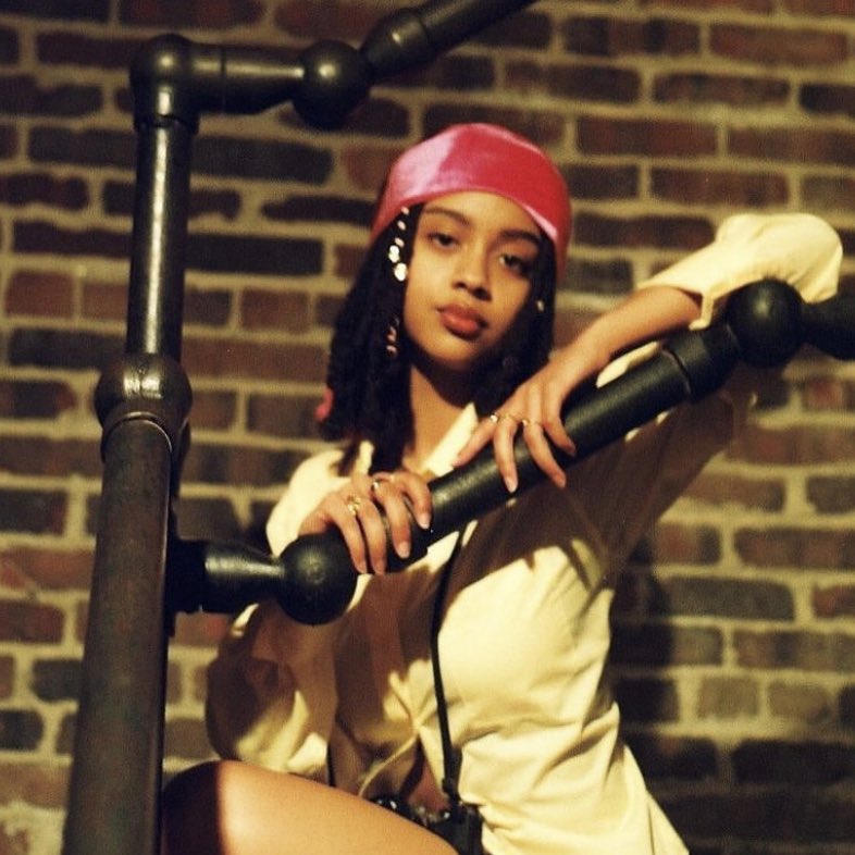 simplysamone__'s tweet image. “So bad, put yo ass in the MoMA 💛” | Lip gloss by #simplysámone 💗
