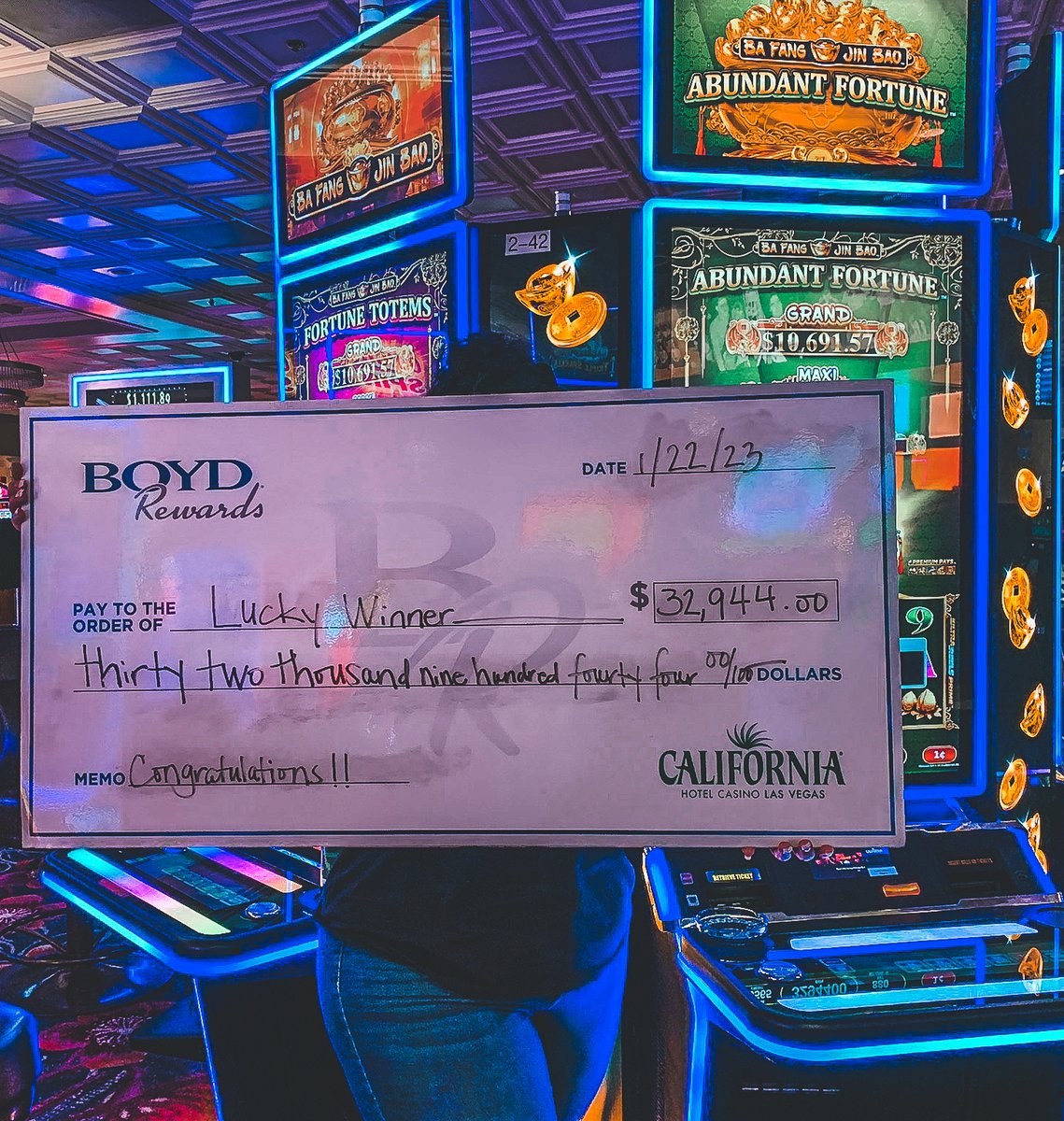 thecalcasino's tweet photo. CHECK, PLEASE. 💲

Hawai'i showed out this weekend #AtTheCal: this lucky winner from the Islands capped things off Sunday night with a MONSTER BONUS PLAY that netted them $32,944 from a bold $8.80 bet! 👀 https://t.co/T7MMVLBclH