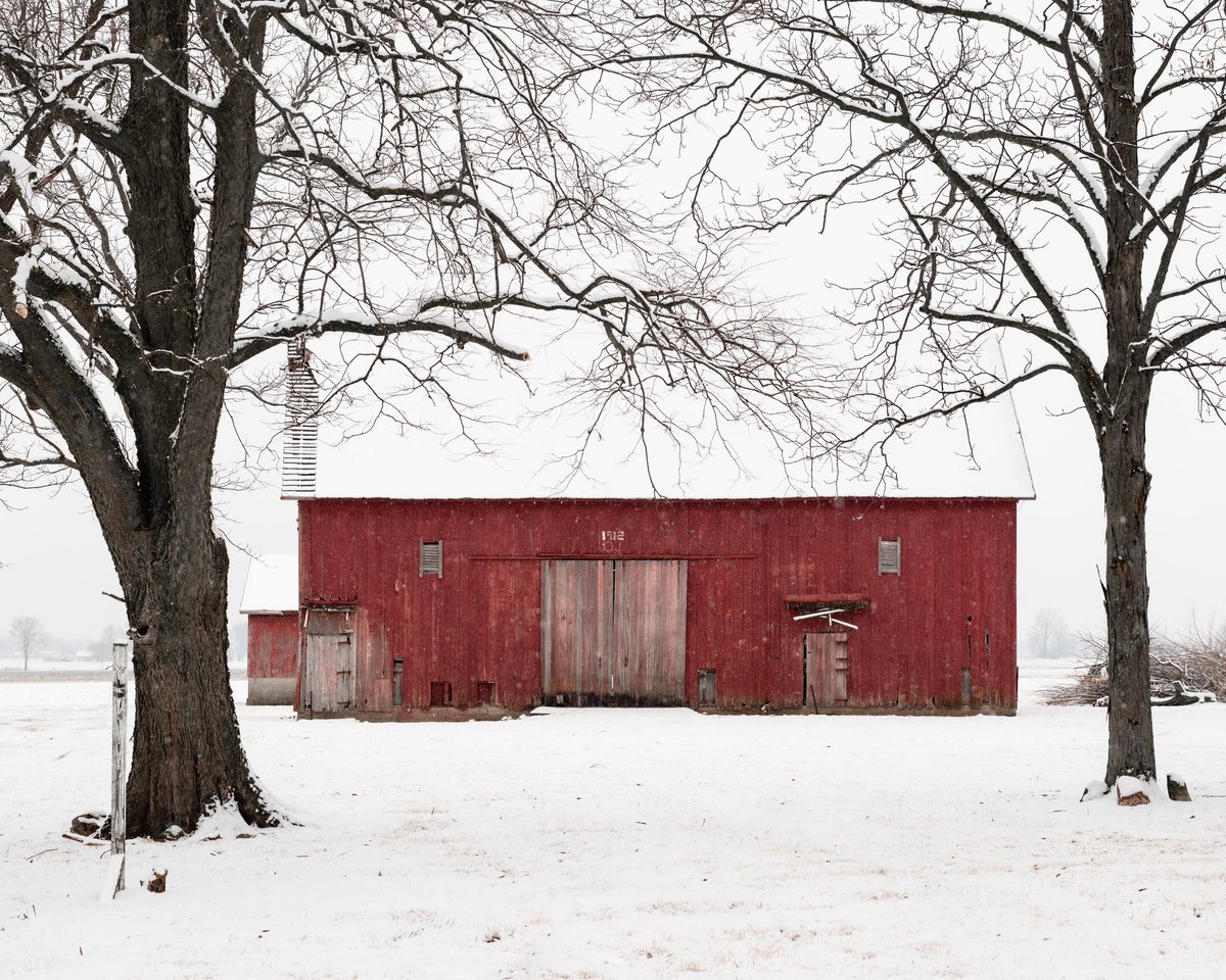 A couple red #barns from my drive during the #snow on #sunday. 

#sundaydrive #photography #ipulledoverforthis #indiana #landscapephotography