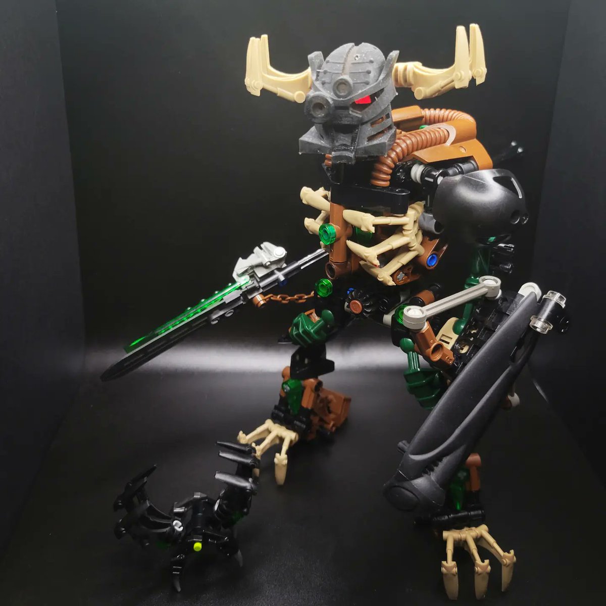 MorganRyanArt's tweet photo. 🏹 #Umarak the (former Dark) Hunter V2 🏹A #revamp of my #G1 style Umarak, with a new custom gear function that allows his torso to spin!
Umarak's name is whispered only in hushed tones, and few who have encountered him have lived to tell the tale. Umarak hunts the (1/) https://t.co/rDdj5p0Wui