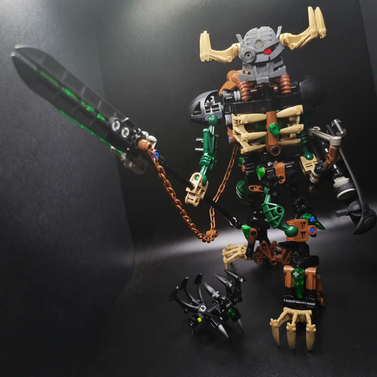 MorganRyanArt's tweet photo. 🏹 #Umarak the (former Dark) Hunter V2 🏹A #revamp of my #G1 style Umarak, with a new custom gear function that allows his torso to spin!
Umarak's name is whispered only in hushed tones, and few who have encountered him have lived to tell the tale. Umarak hunts the (1/) https://t.co/rDdj5p0Wui