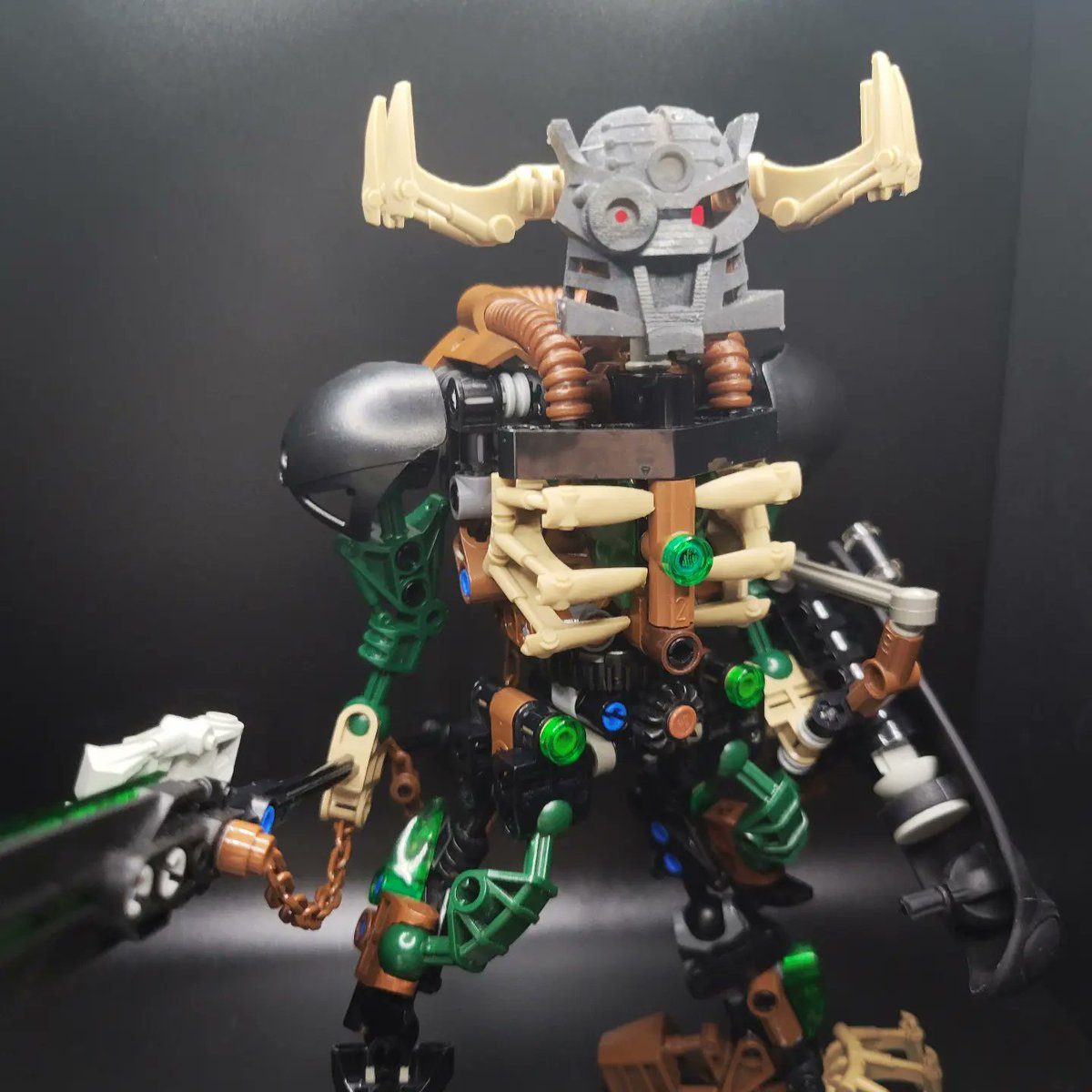 MorganRyanArt's tweet photo. 🏹 #Umarak the (former Dark) Hunter V2 🏹A #revamp of my #G1 style Umarak, with a new custom gear function that allows his torso to spin!
Umarak's name is whispered only in hushed tones, and few who have encountered him have lived to tell the tale. Umarak hunts the (1/) https://t.co/rDdj5p0Wui