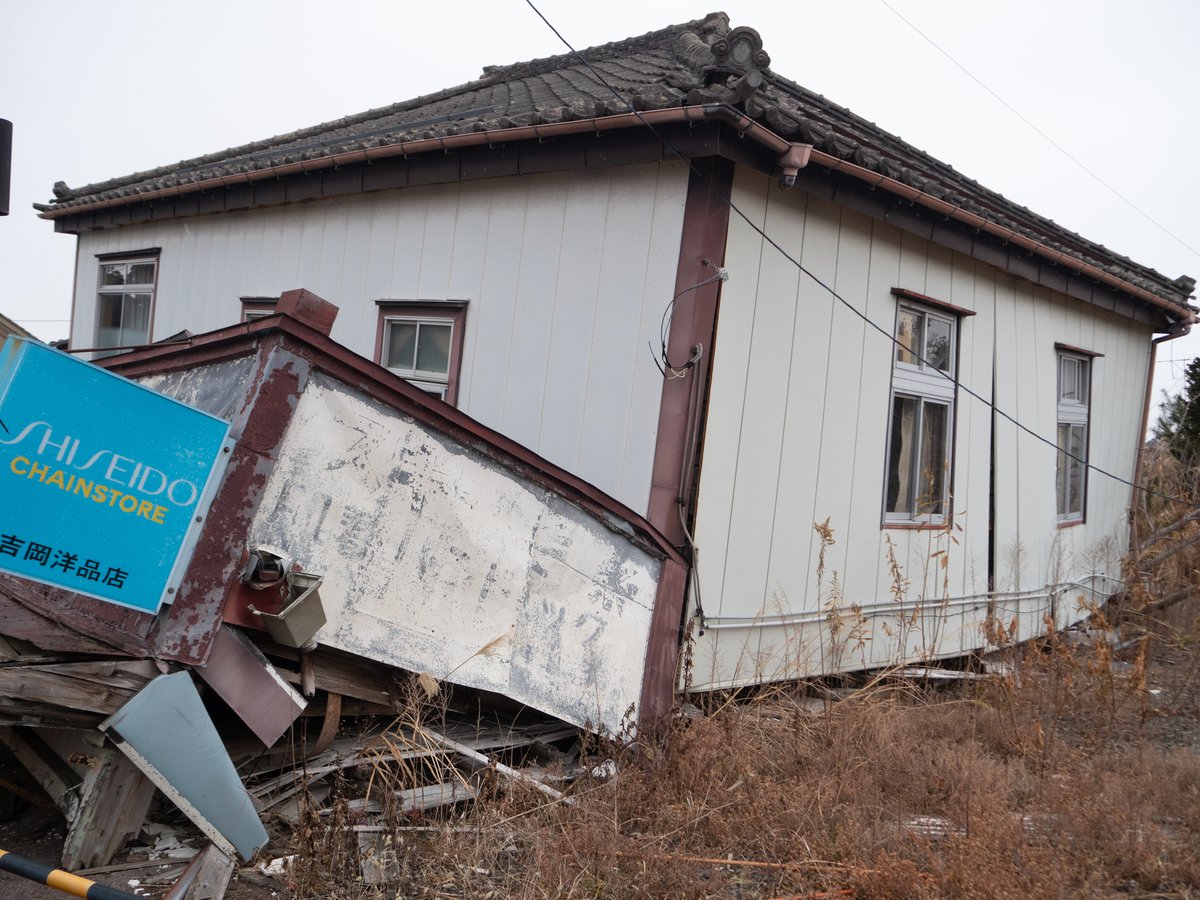 celbrice's tweet photo. 💥🧵＃Fukushima　＠MITATELab
La zone anciennemt évacuée se reconstruit peu à peu, via une artificialisation totale des sols, construction de lotissements pavillonnaires＋d'équipements surdimensionnés (de fait sous utilisés), l'urbain ancien part en déliquescence au gré des temps https://t.co/gZr33XyjzG