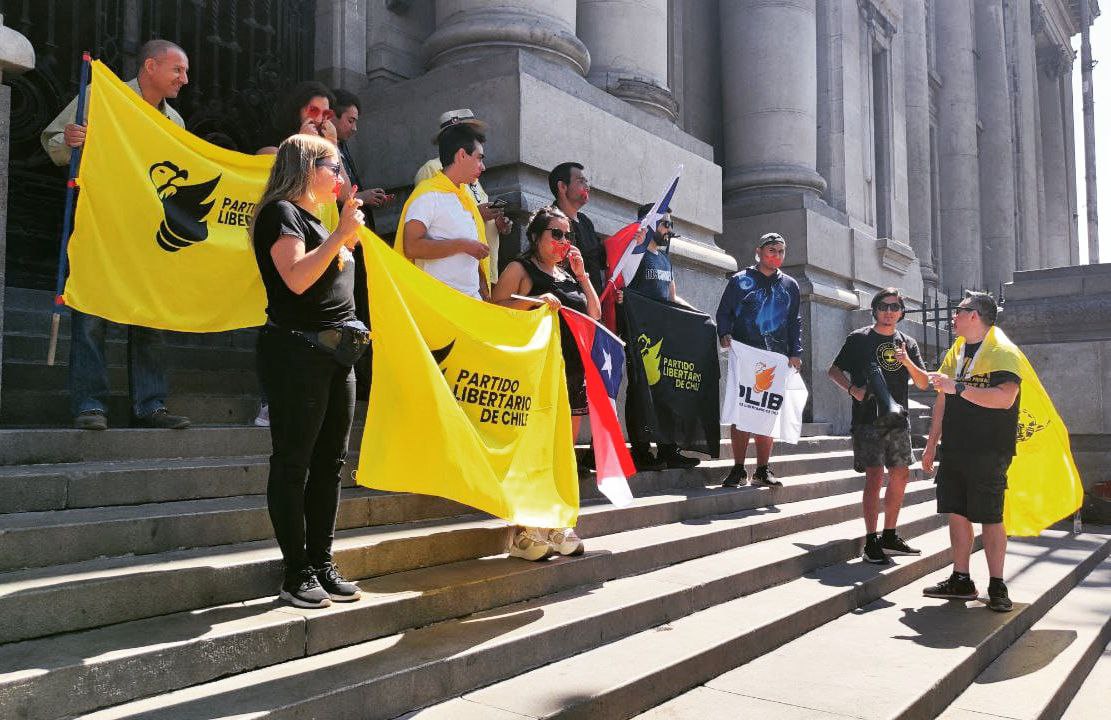 plibcl's tweet photo. Manifestación contra la ley de control de medios del pasado sábado 21. https://t.co/BSJl3Xnam2