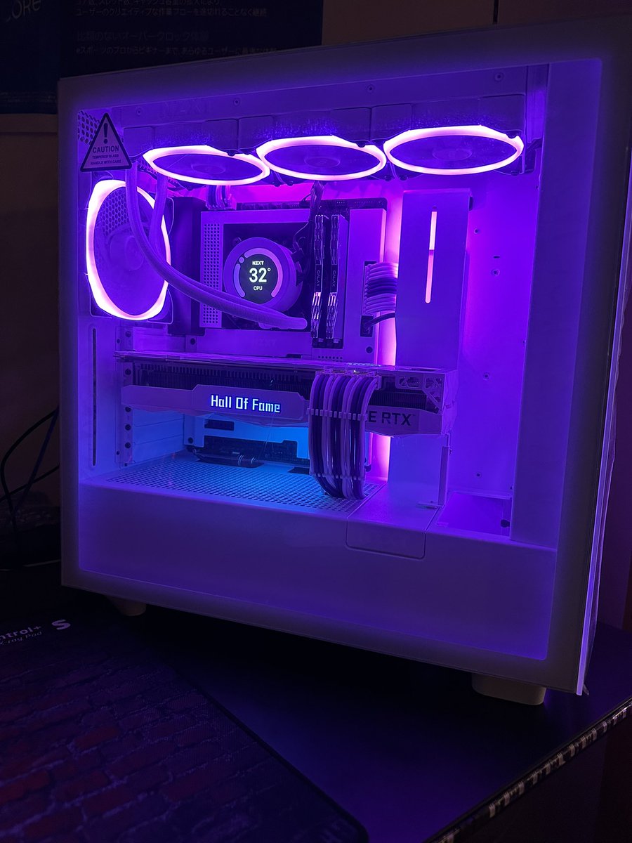 moca_G_G's tweet photo. NZXTベースで組み上げてみました👍

ゲーミングパソコンはもはやインテリアの1部と思っているので、統一する事を意識!!
マザーボードとメモリの相性問題にもこだわりを持ちました✌️

CLの奥深い…😇
#自作PC
#ゲーミングPC
#モカのサンプル https://t.co/5WcTYDskw8