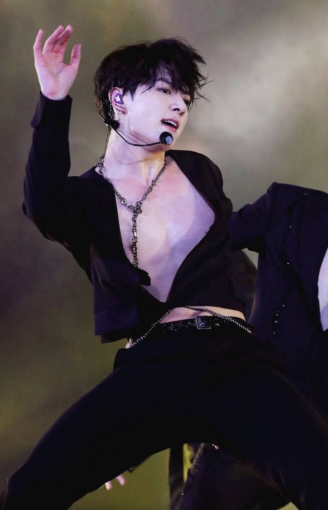 Scarlet14544393's tweet photo. ╰⌲K-media informó que “Jungkook es el 'N.º 1 Bagel Boy' de Japón entre los ídolos del K-Pop con 'cara de bebé' y cuerpo 'musculoso/glamuroso' en una encuesta realizada por medios japoneses 🇯🇵 que obtuvo el 52,83 % de los votos. https://t.co/BkgmTNMFeR