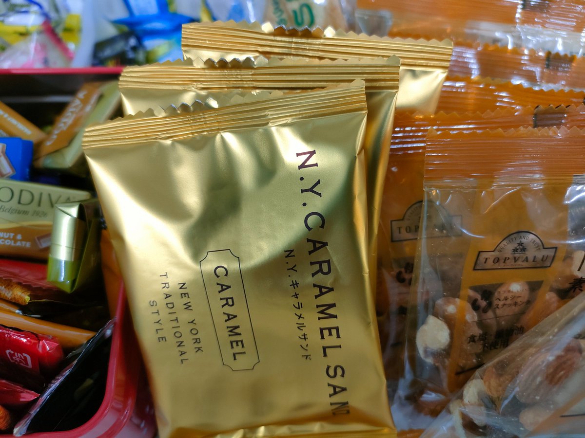 CADENAS_WEB2CAD's tweet image. 昨日、弊社代表から「N.Y.キャラメルサンド」の差し入れがあったのですが、さすがに美味いだけあってあっという間に残り3個に😃　私が3個も食べてしまったのは内緒で

おはようございます。
東京・駒込の天気は曇りです☁️
#企業公式が毎朝地元の天気を言い合う 
#Cadenas
#3Dfindit
#PARTsolutions