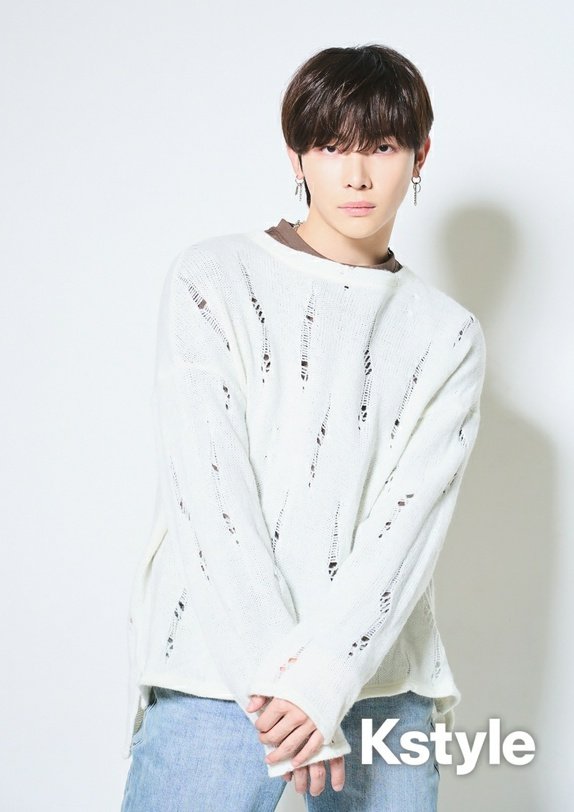 Dreamkyaa's tweet image. 👤: ¿Que te inspiró a convertirte en artista?

😸: Cuando aún era joven, a mi hermana le gustaba el K-pop y solíamos ver juntos a BTS. 
En mi familia teníamos la costumbre de actuar delante de la familia en Año Nuevo, y yo solía tocar el piano, 

(1/2)
#andTEAM #NICHOLAS