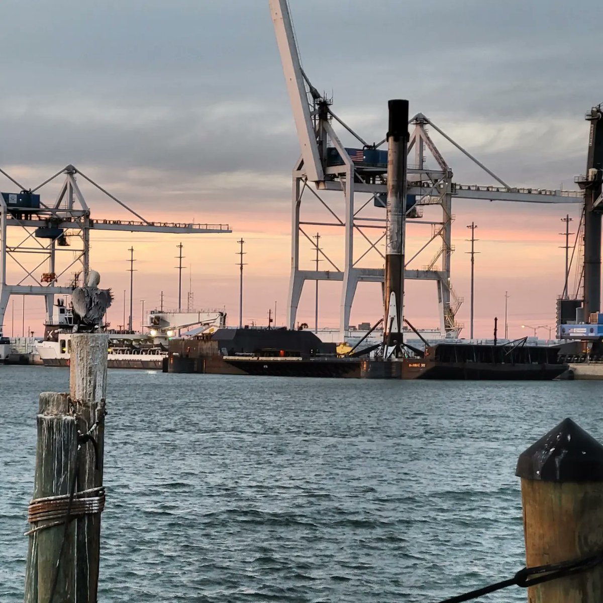 RustysInThePort's tweet photo. Nothing like going to take a mandatory sunset pic and realizing the SpaceX booster's backβ¦ at Rusty's at Port!!!πππ°ππΈπ€Β #congrats #spacex #boostersback #boosterreturn #spacecoast #launchshiftΒ #spacecoastskies #decklife #portlife #portcanaveral #rustysseafood https://t.co/p2zwzsfoRs