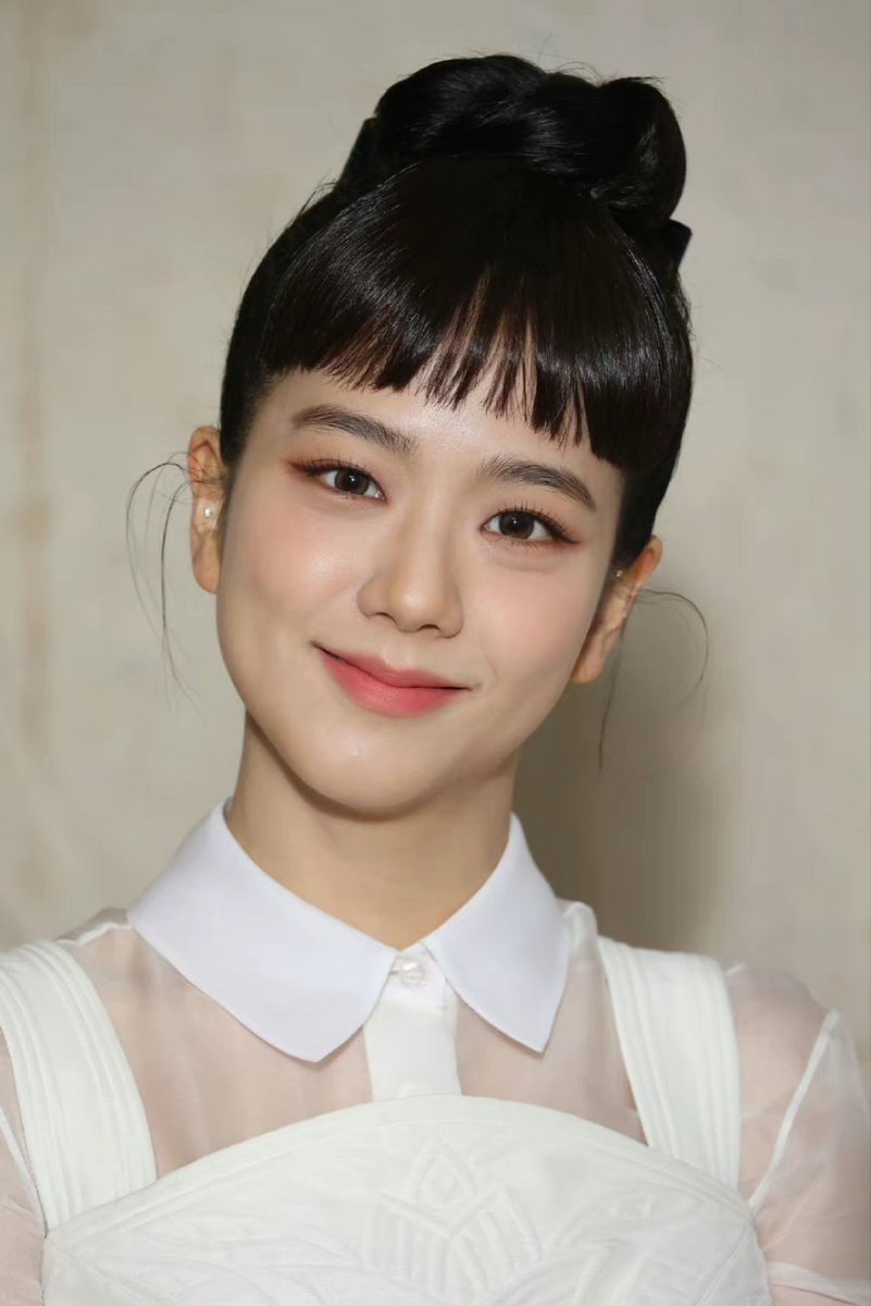 weibomelons's tweet photo. [Hot search] #JISOO related trends following her show-stopping appearance at #DiorCoutureSS23:

Main section:
#11 'Kim Jisoo princess look'
#15 'Kim Jisoo bangs'

Entertainment section:
#6 'Kim Jisoo princess look'
#13 'Kim Jisoo bangs' https://t.co/fHjmMNQE9S