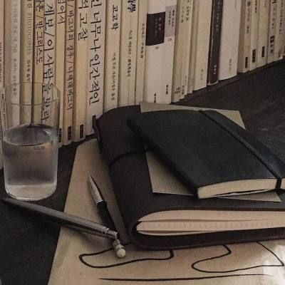 detective_hei's tweet photo. –Спокойный вечер не правда ли?После своего длительного отпуска я давно тебя не видел. Соскучился. А ну-ка расскажи своему старому приятелю как твои дела?
/ поворачивается в сторону напарника,стоящего в недоумение в проходе. такая встреча явно его удивила /
–Проходи,не стесняйся! https://t.co/rWNzzet5GQ