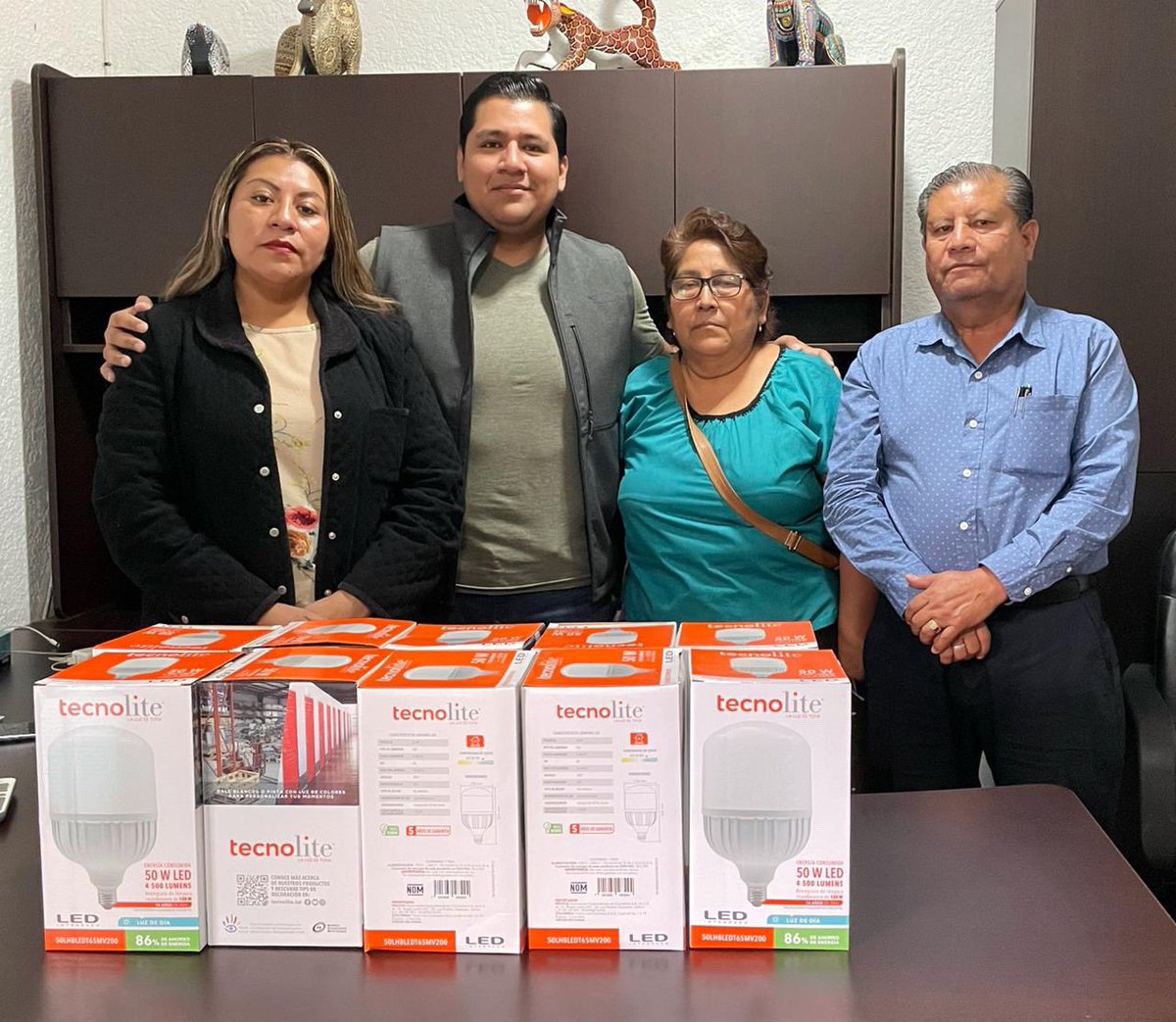 CarlosLopez_LJ's tweet photo. ¡Somos la #JuventudQueTransforma!
Dando respuesta inmediata,con mucho gusto y de corazón, realizamos la entrega de luminarias, al comité directivo de la Col. 3 de Octubre, Xoxocotlán, con la finalidad de erradicar la inseguridad de la Colonia.
#NoPodemosFallar
#EsMomentoDelPueblo https://t.co/Vit7yGLd3Q