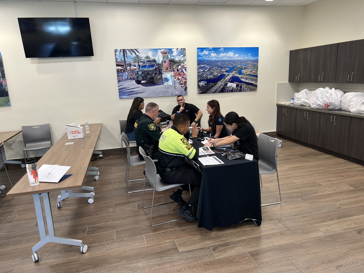 MichaClarke10's tweet photo. In Weston making @FirstNet moves with the Sheriff’s Dept! Big thanks to @FirstNetMattFL for the assist!! Another great community connection! #winasone @Hdncorp @One_FLA https://t.co/At7rH0JwYj