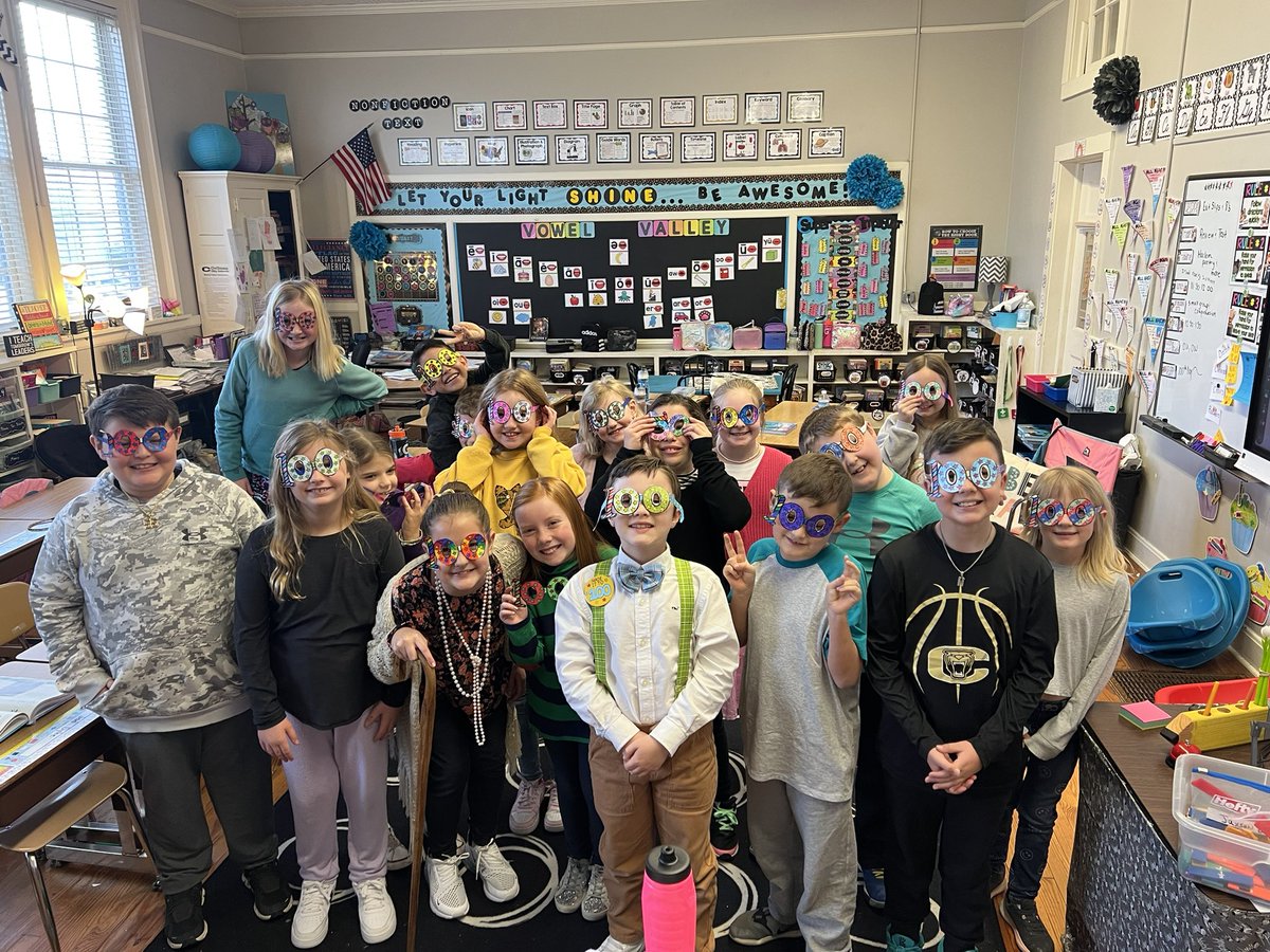 _JenBHill's tweet photo. We are 100 days smarter in third grade! #ees #happyschool https://t.co/fwXQwSJiRg