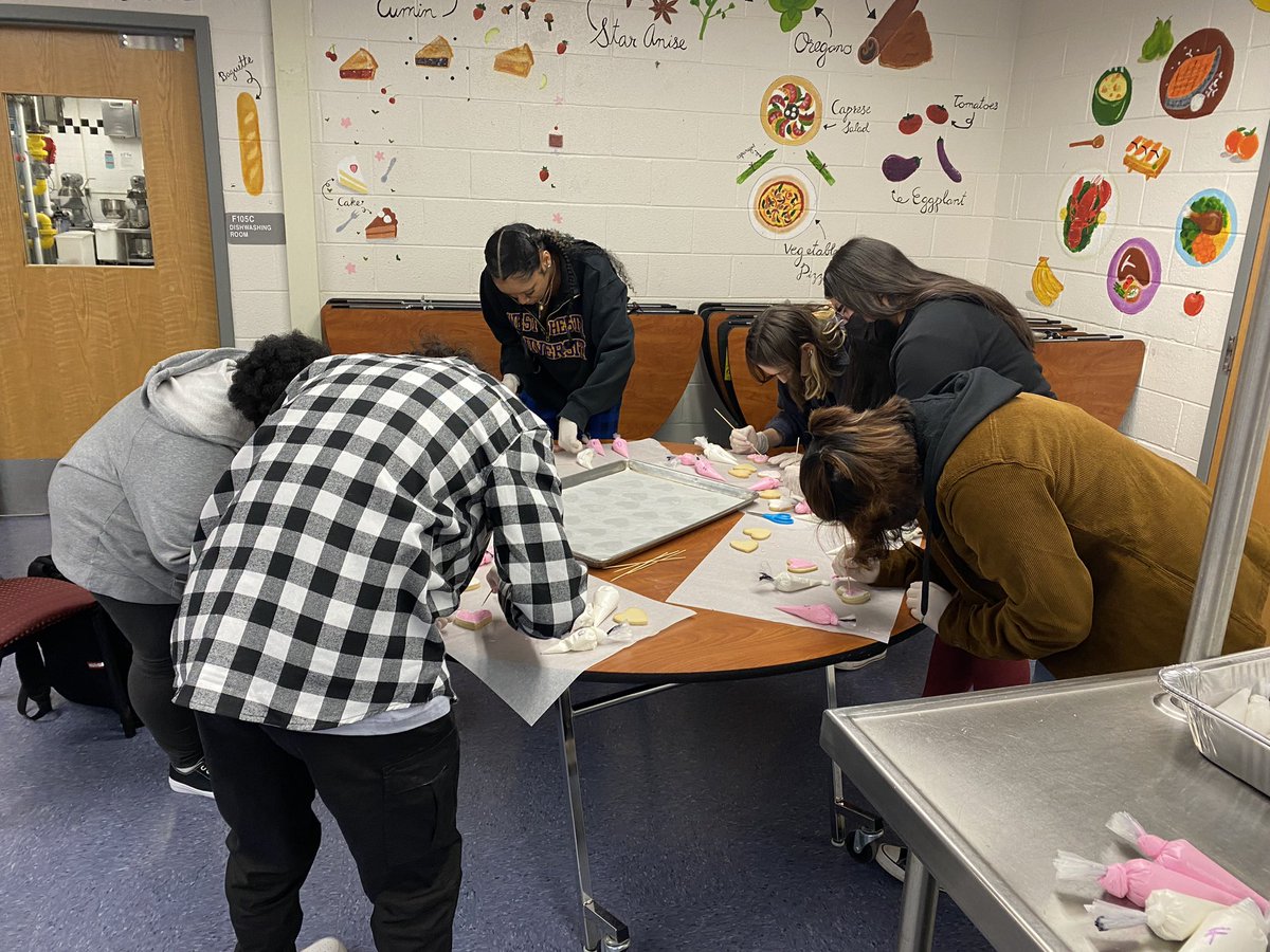 DCC_Catering's tweet photo. Loved having the opportunity to demonstrate how to decorate royal icing cookies to Chef Devlin and the @GCMSTEMAcademy culinary classes today. We will always say yes to showing off our culinary skills! @DCC_Principal https://t.co/y0lW8K7JV3