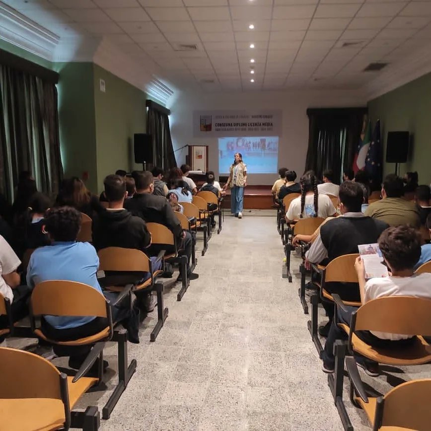 ScuolaCodazzi's tweet photo. La Dra. Andrea Jaimes, representante de Programa Mundial de Alimentos de las Naciones Unidas, sostuvo un encuentro con los estudiantes de secundaria.

En dicho conversatorio, se expuso la importancia de una buena alimentación, basado en un programa de nutrición. https://t.co/Ge6Vh7k2Bd