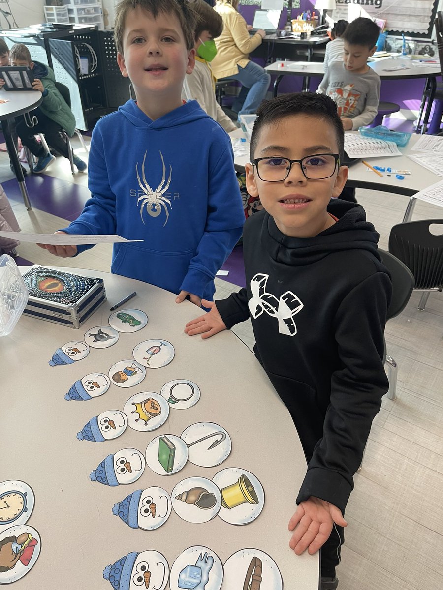 WISDLagway's tweet photo. Monday’s stations in @Mrs_Dekoch Kindergarten class…beginning and ending sounds, syllables, and can’t leave out rhyming! #PracticeMakesBetter https://t.co/Fgzb5YFyEf