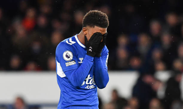 EscuadraInglesa's tweet photo. 😫 CRISIS TOTAL 

Los Toffees se encuentran en medio de una crisis:
 
📌 Penúltimos, pero con la misma cantidad de puntos que el Southampton

📌 Derrota en 8 de sus últimos 9 partidos, recibiendo 23⚽ 

📌 Han sumado 3 puntos en sus últimos 12 duelos

📌 Solo 3V en la temporada https://t.co/DDVxksehXz