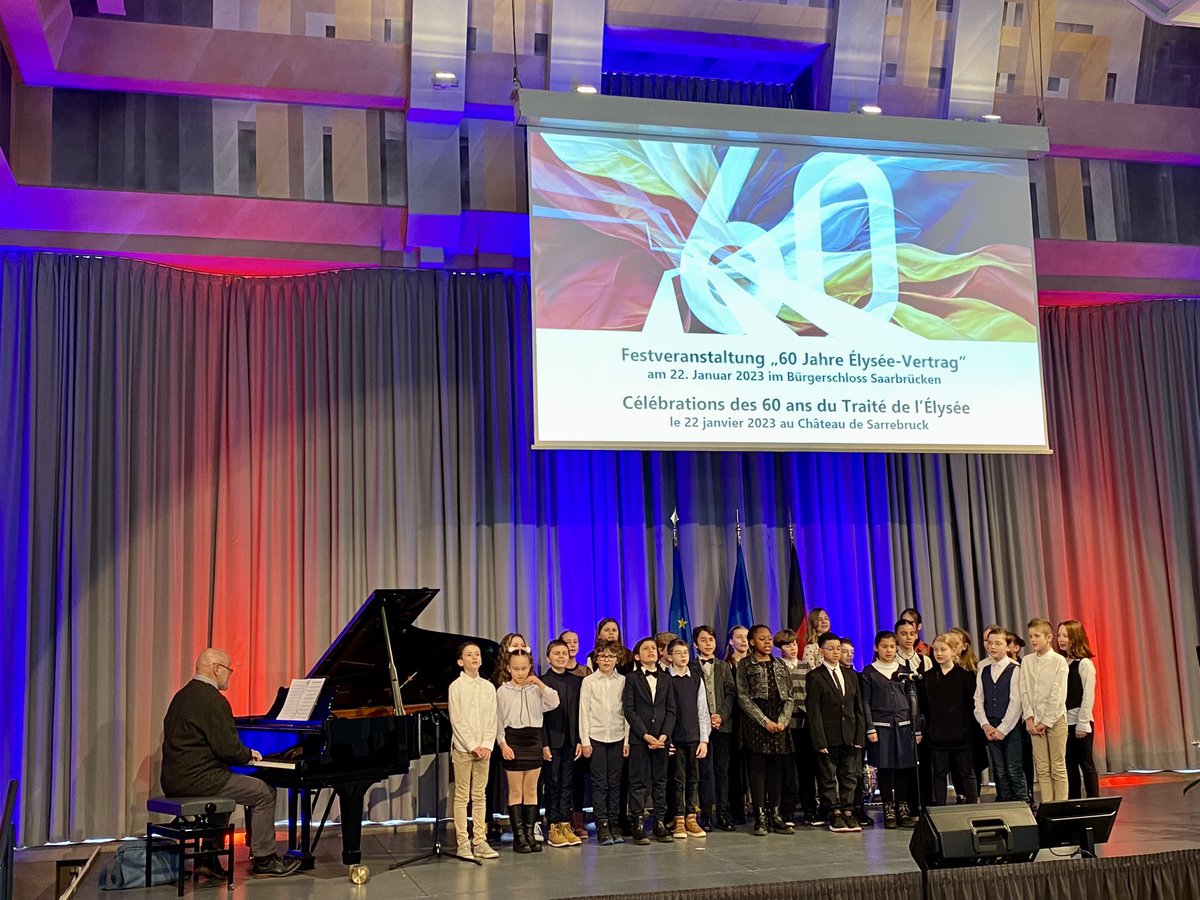 EFSD_SB's tweet photo. 🇫🇷🤝🇩🇪 60 ans
Grand honneur pour les élèves de CM2 de l'EFSD d'avoir été conviés à chanter à la cérémonie au Château de Sarrebruck, à l'invitation du @rv_saarbruecken et de l’Eurodistrict @saarmoselle , en présence de nombreuses personnalités. @aefeinfo @FranzBotschaft https://t.co/GX7smHQVkd