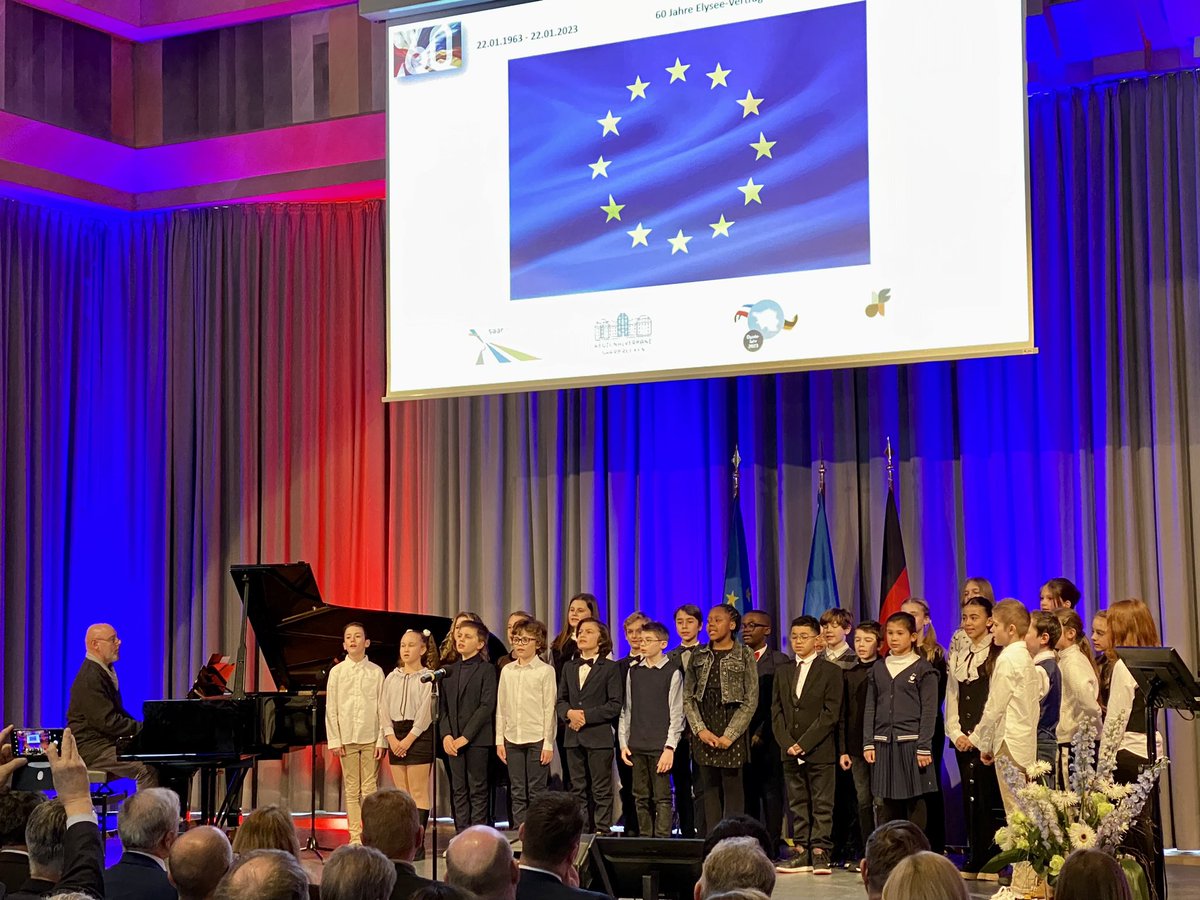 EFSD_SB's tweet photo. 🇫🇷🤝🇩🇪 60 ans
Grand honneur pour les élèves de CM2 de l'EFSD d'avoir été conviés à chanter à la cérémonie au Château de Sarrebruck, à l'invitation du @rv_saarbruecken et de l’Eurodistrict @saarmoselle , en présence de nombreuses personnalités. @aefeinfo @FranzBotschaft https://t.co/GX7smHQVkd